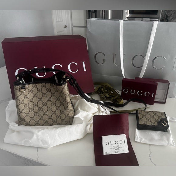 Brand 🆕 Gucci small bucket handbag with matching wallet 👜 - Picture 1 of 7